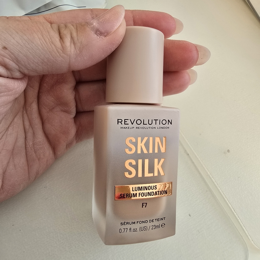Revolution Foundation Skin Silk